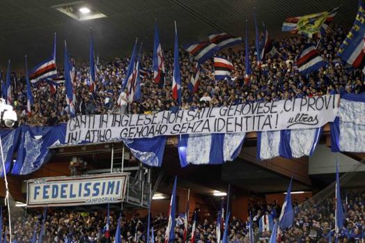 I tifosi della Samp rispondo con ironia e un po' di veleno alla citazione latina della coreo iniziale della Nord. LaPresse